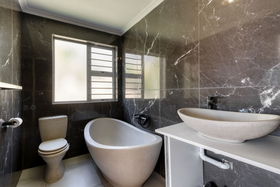 4 Bedroom Property for Sale in Mountainside Western Cape